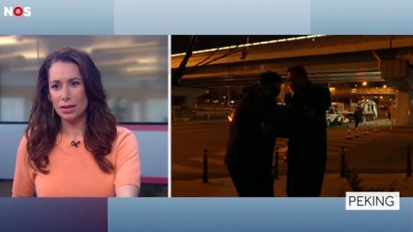 नीदरलैंड के रिपोर्टर को रोका नीदरलैंड के रिपोर्टर को रोका