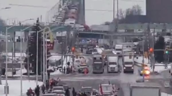 क्यों प्रदर्शन कर रहे हैं हजारों प्रदर्शनकारी?