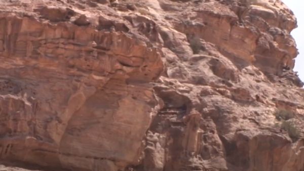 आध्यात्मिक रोशनी डालता है मंदिर आध्यात्मिक रोशनी डालता है मंदिर