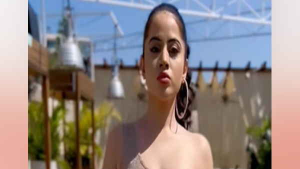 हॉट एंड सिजलिंग उर्फी ने अपनी ड्रेस से किया हैरान 