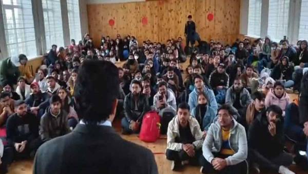 हेल्पलाइन नंबर और ईमेल आईडी जारी