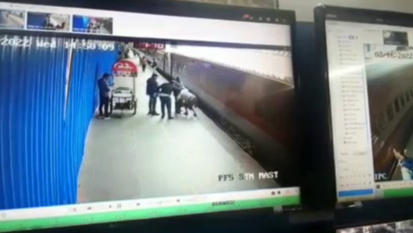 IRCTC के दो कर्मचारियों ने बचाई महिला की जान IRCTC के दो कर्मचारियों ने बचाई महिला की जान