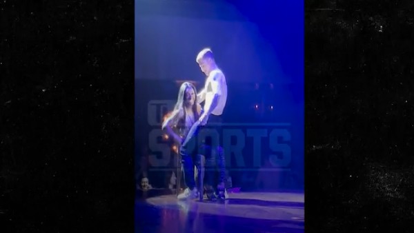 शर्टलेस लड़के के साथ डांस शर्टलेस लड़के के साथ डांस