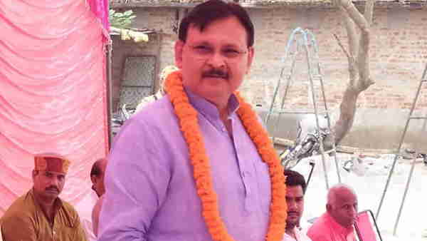 विनय के पास 22 लाख के हैं आभूषण
