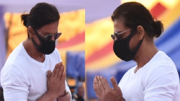 शाहरुख खान ने मारी फूंक लोगों बताया थूक
