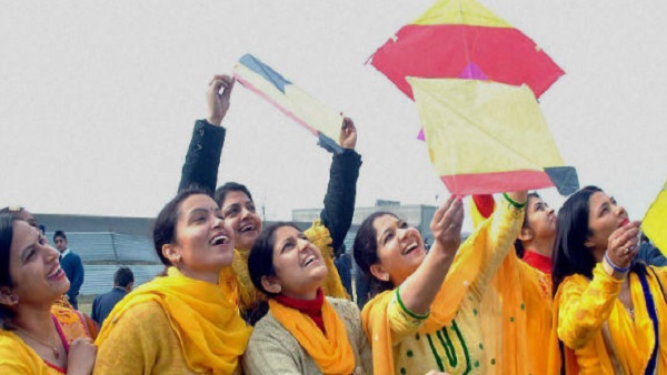  मां सरस्वती की पूजा के वक्त लोग पीले रंग का वस्त्र पहनते हैं 