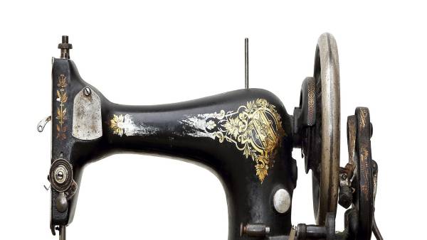 दर्ज़ियों को दिन रात करनी पड़ रही सिलाई