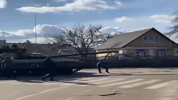 अकेले दम पर रूसी टैंकर से भिड़ा यूक्रेनी नागरिक अकेले दम पर रूसी टैंकर से भिड़ा यूक्रेनी नागरिक