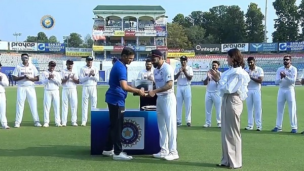 अनुष्का शर्मा भी मैदान पर मौजूद थीं-