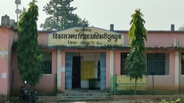 शिक्षा के मंदिर को बनाया शराब का अड्डा