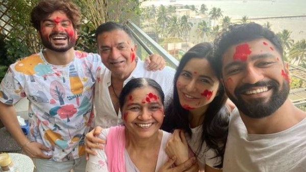 फैंस ने दोनों को दी होली की शुभकामनाएं फैंस ने दोनों को दी होली की शुभकामनाएं