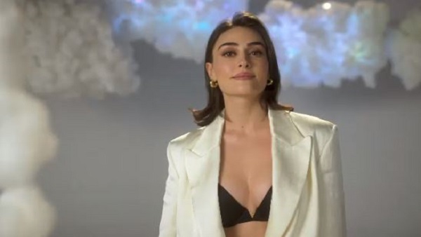  ब्रा की वजह से निशाने पर आईं एक्ट्रेस