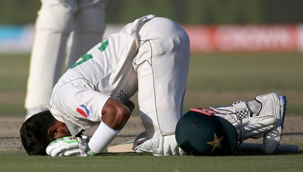 पाकिस्तान के पहले बल्लेबाज बने-