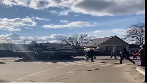 लोग कर रहे हैं विरोध लोग कर रहे हैं विरोध