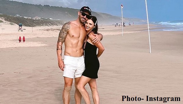 पत्नी के पास बैचलर ऑफ कॉमर्स की डिग्री है