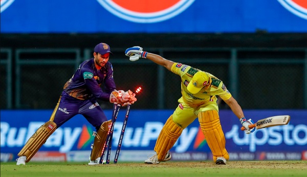 धोनी की तरह पलक झपकते गिरा दी गिल्लियां-