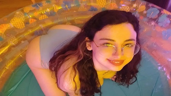 यूक्रेन की मदद के लिए पैडलिंग पूल में बिकिनी पहन उतरी मॉडल