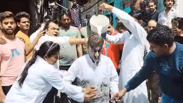 पार्षद के समर्थन में जमकर हुई नारेबाजी
