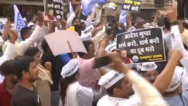 Watch Video: AAP & BJP Workers Come face To face During Protests In Delhi