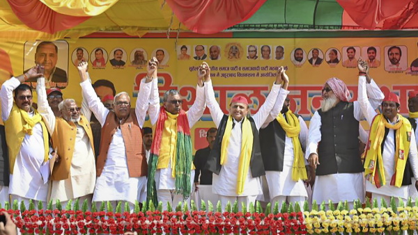 इस बार अखिलेश ने लिय़ा था पांच छोटे दलों का साथ इस बार अखिलेश ने लिय़ा था पांच छोटे दलों का साथ