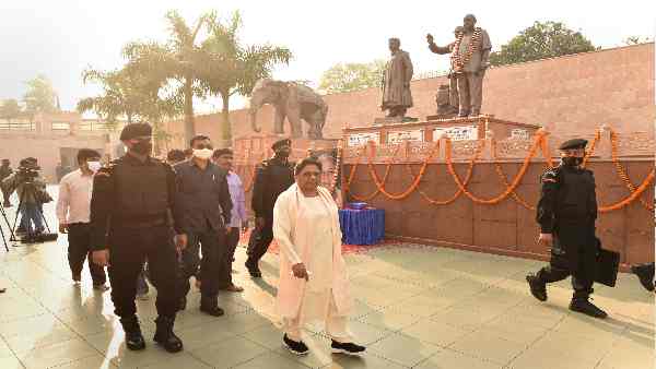 बसपा के घटते जनाधार पर नजर