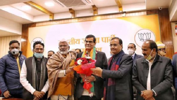 बीजेपी में आने के बाद MLC बने थे एके शर्मा