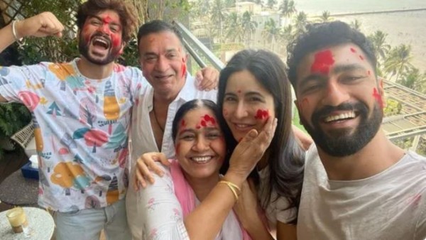 गुलाल में रंगे हुए दिखे मुस्कुराते हुए चेहरे गुलाल में रंगे हुए दिखे मुस्कुराते हुए चेहरे