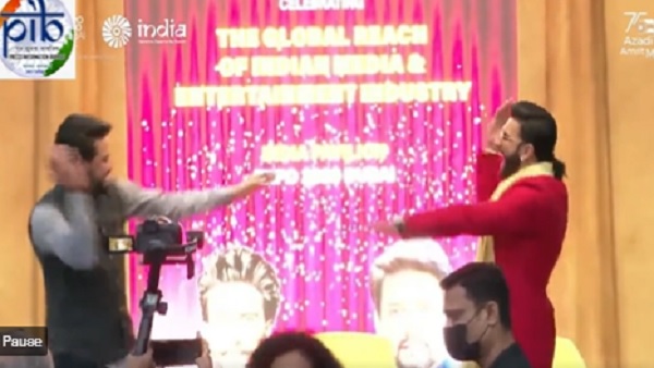 दोनों के डांस को देखकर लोग हुए हैरान