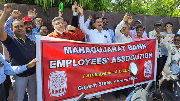 Banks nationwide strike: thousands Employees Of The Banks protests in gujarat, know whats demands