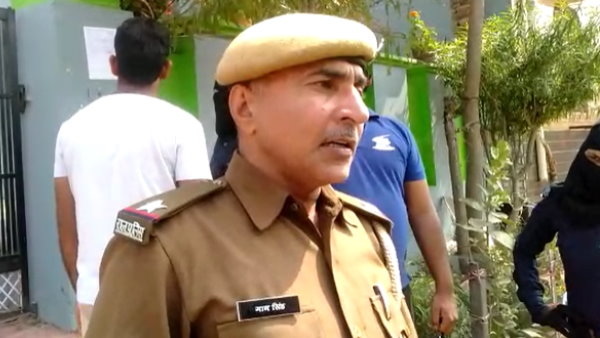 जब तक न्याय नहीं मिलेगा वह धरने पर बैठी रहेगी।