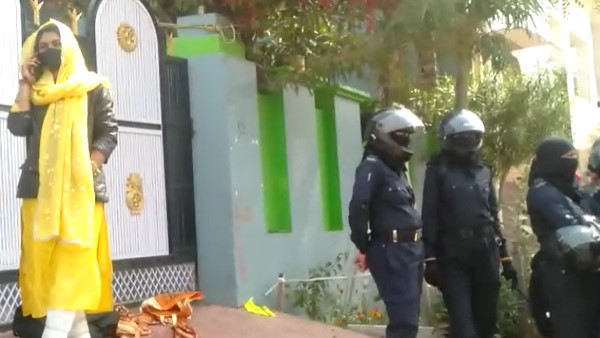 दूल्हे के घर के बाहर धरने पर बैठी हुई है