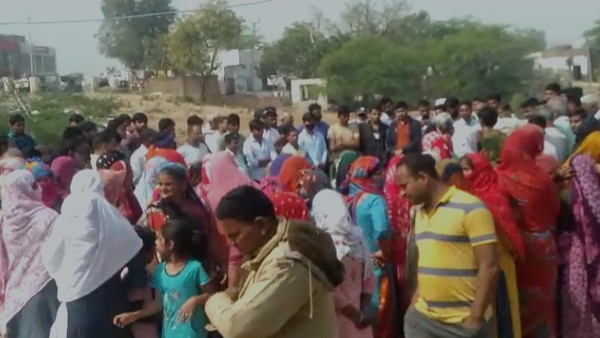 दूल्हे और बारात का इंतजार किया