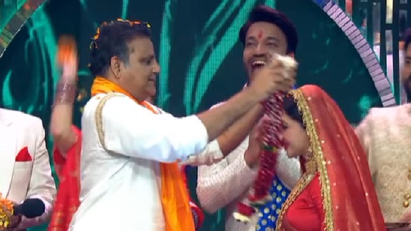 एक साथ फिर से वरमाला डाली एक साथ फिर से वरमाला डाली