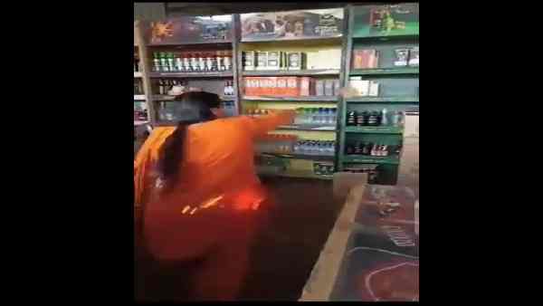 उमा भारती ने शराब दुकान में बोतलें तोड़ीं