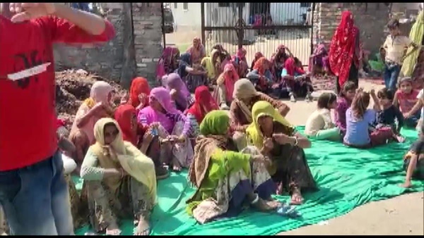 छात्र-छात्राओं ने विरोध प्रदर्शन शुरू कर दिया