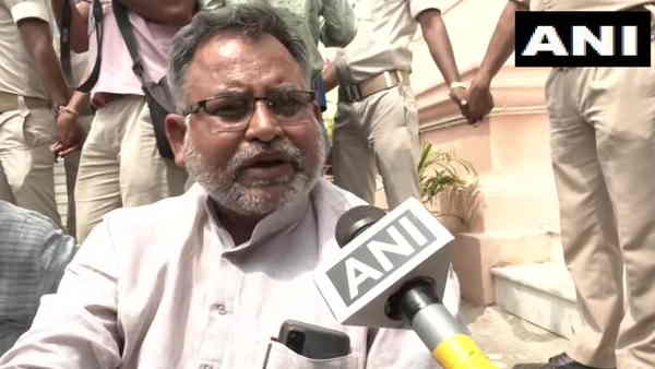 Marshals of Bihar Legislative Assembly carry CPI(ML) MLAs out of the House Marshals of Bihar Legislative Assembly carry CPI(ML) MLAs out of the House