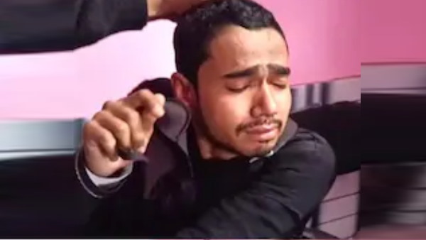 बुर्के के नीचे से निकला युवक