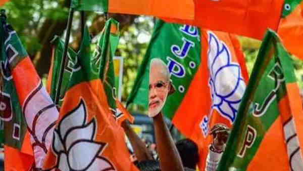 बीजेपी सरकार बनने के बाद रंगों का लेकर खूब हुई राजनीति