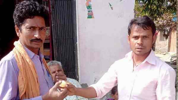बीजेपी की जीत पर गांव में बांटी थी मिठाई