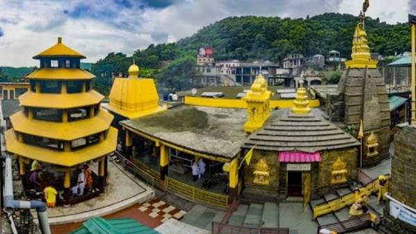 मंदिर में कई नामी हस्तियां भी लगा चुकी है हाज़िरी मंदिर में कई नामी हस्तियां भी लगा चुकी है हाज़िरी