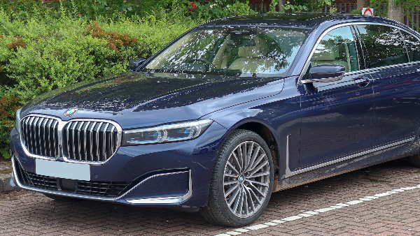 पुलिस ने पति को BMW कार के साथ किया गिरफ्तार