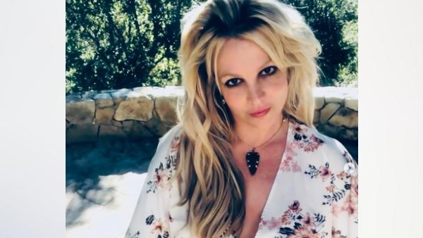 किताब लिख रहीं