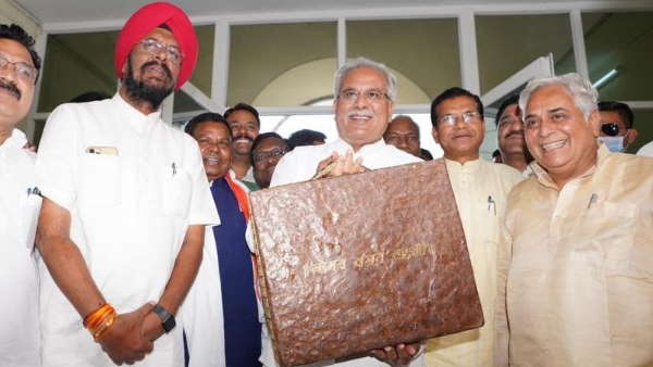 गोबर के पाउडर से तैयार किया गया बजट ब्रीफकेस