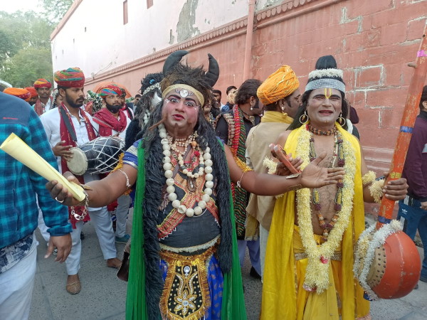 ऊंटों के साथ फोटो खींचने के लिए लोगो की होड़ ऊंटों के साथ फोटो खींचने के लिए लोगो की होड़