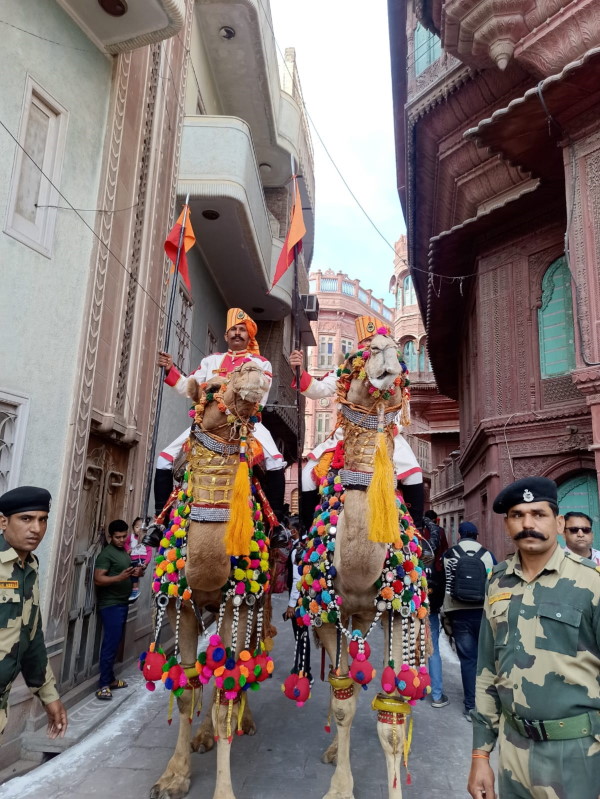 सजे-धजे ऊंट पर सवार रोबीले सजे-धजे ऊंट पर सवार रोबीले