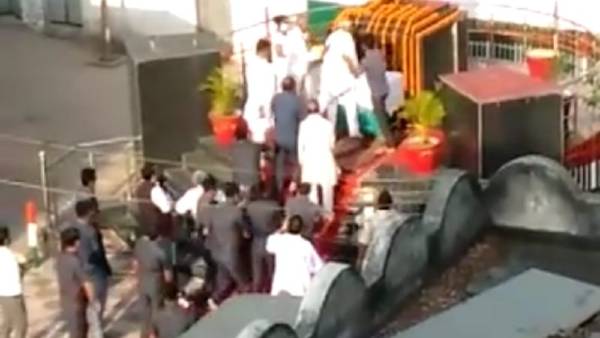 मूर्ति पर पुष्पांजलि अर्पित करने पहुंचे थे CM