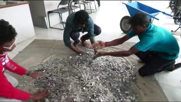 इतने सारे सिक्‍के देखकर लोग दंग रह गए