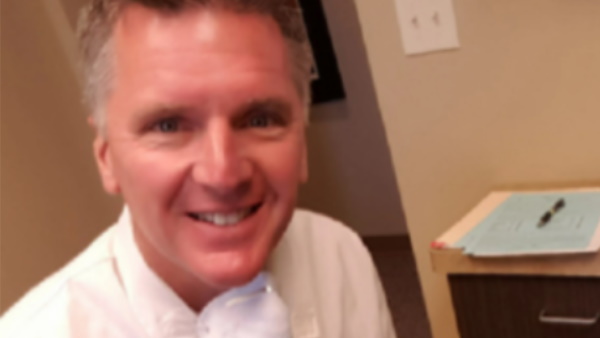 पैसे कामने के लिए डॉक्टर तोड़ देता था दांत