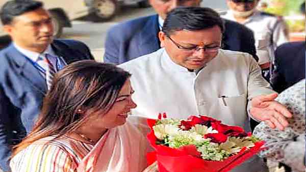 मोरारजी देसाई और धामी की स्थिति में क्या अंतर है ?