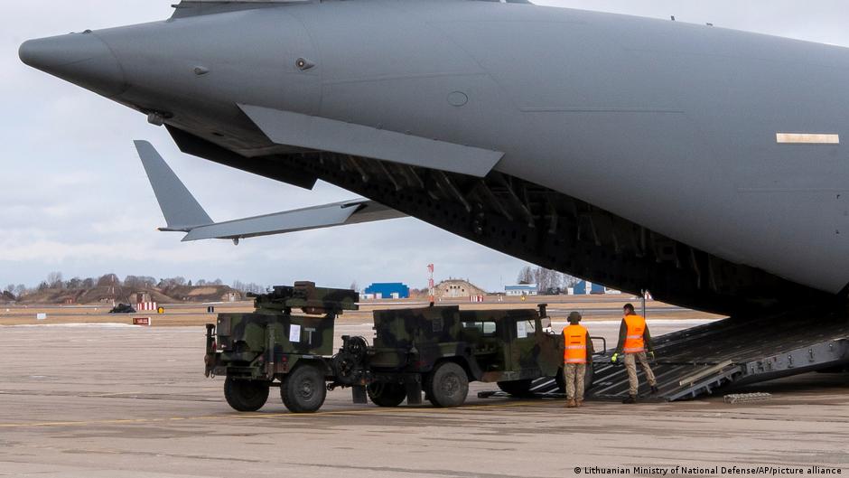 यूक्रेन की मदद के लिए हथियार भेजता नाटो देश लिथुएनिया यूक्रेन की मदद के लिए हथियार भेजता नाटो देश लिथुएनिया